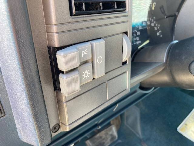 Chevrolet-1500-1993-white-2