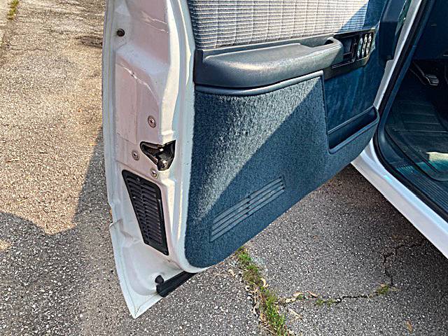 Chevrolet-1500-1993-white-5