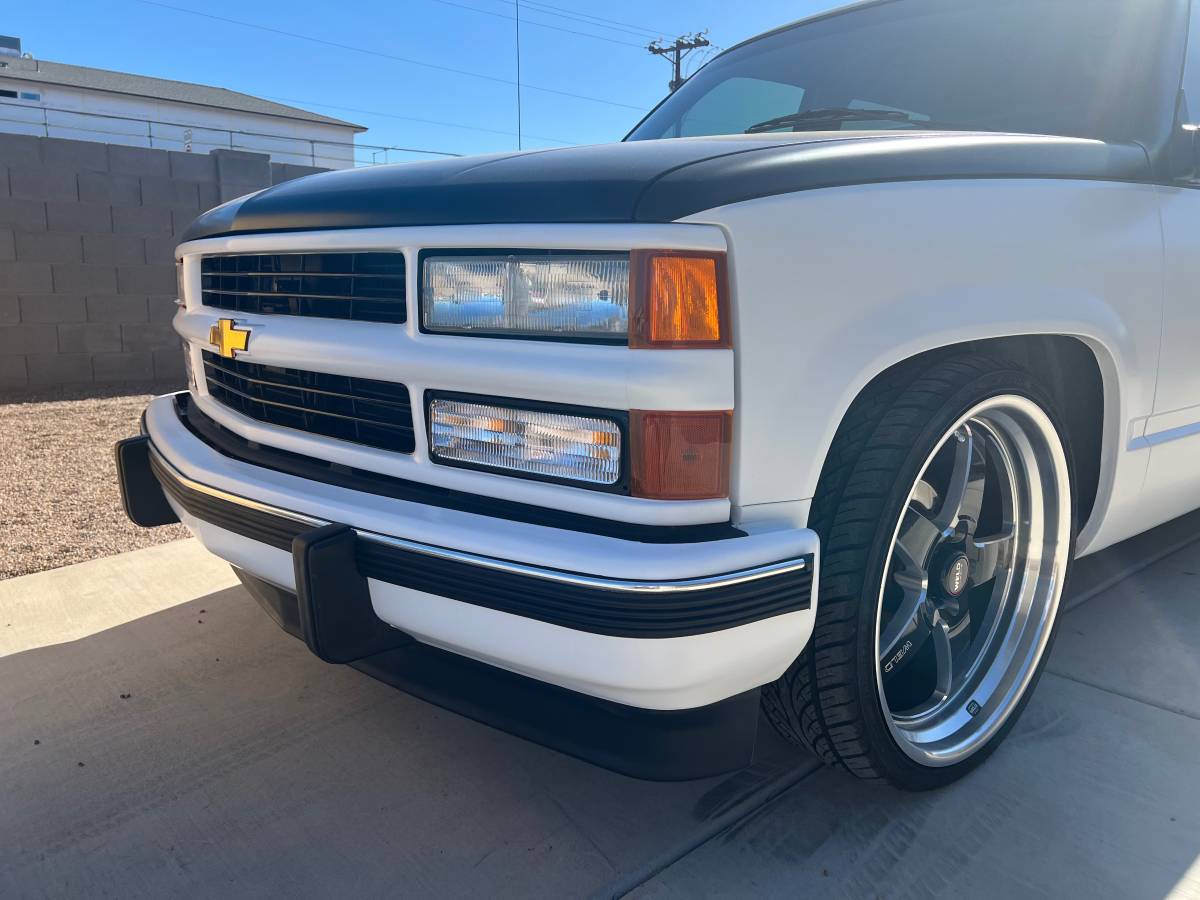 Chevrolet-1500-suburban-1994-white-1