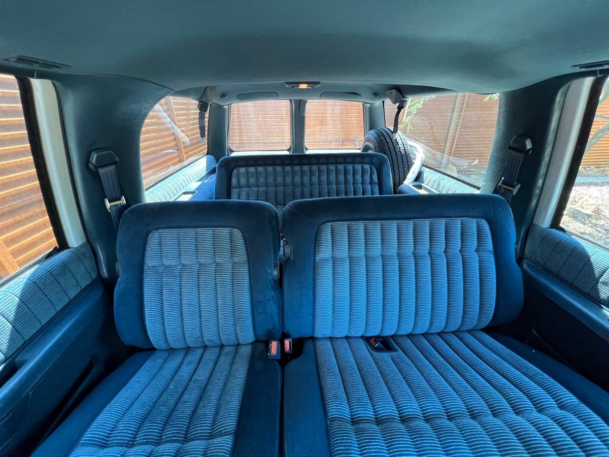 Chevrolet-1500-suburban-1994-white-10