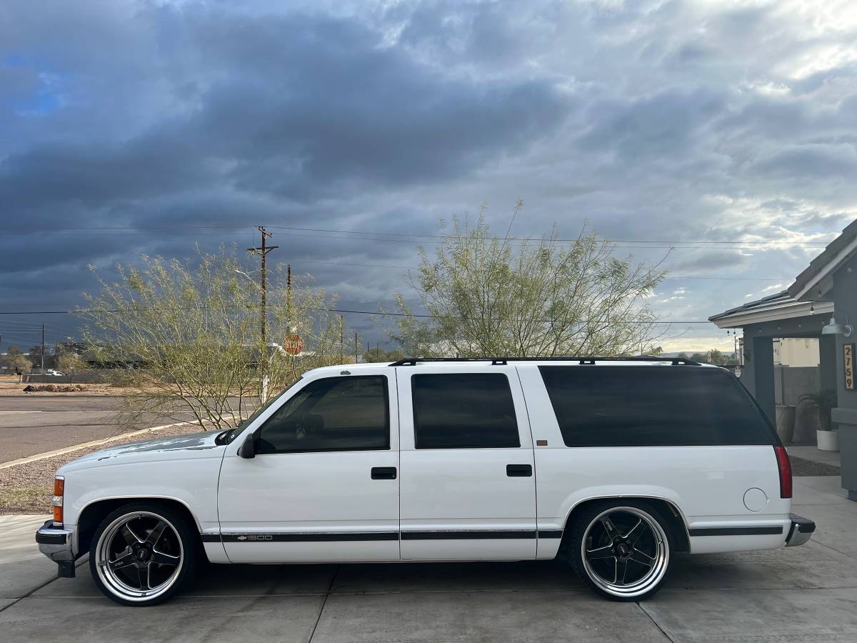 Chevrolet-1500-suburban-1994-white-19