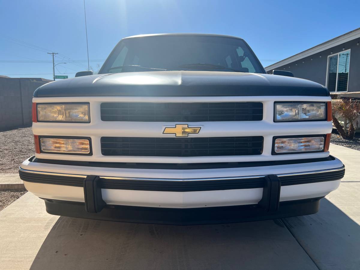 Chevrolet-1500-suburban-1994-white-2