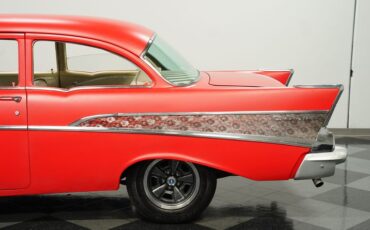 Chevrolet-210-1957-Flat-Red-Charcoal-18