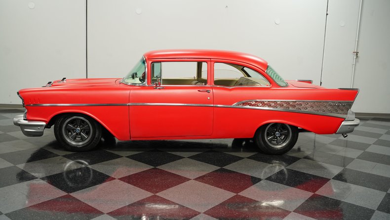 Chevrolet-210-1957-Flat-Red-Charcoal