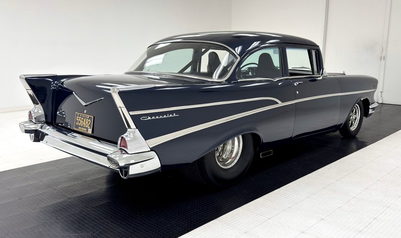 Chevrolet-210-1957-Navy-Blue-Metallic-Black-10