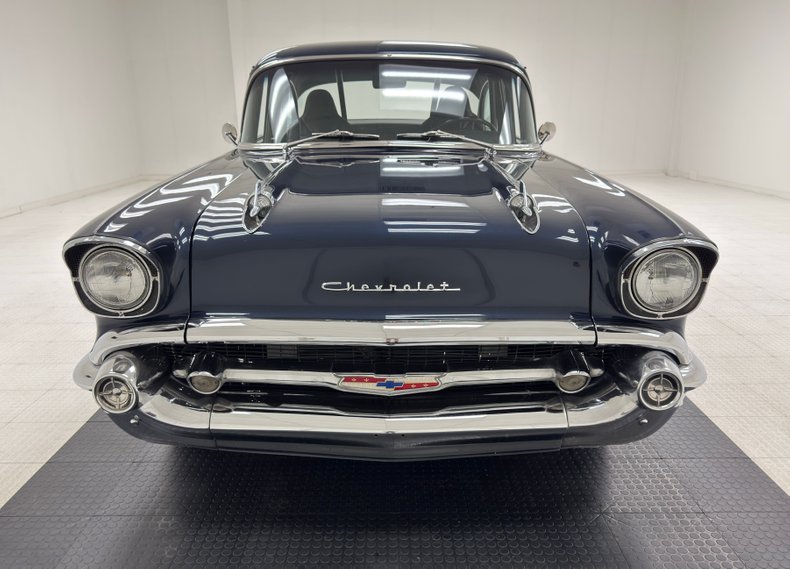 Chevrolet-210-1957-Navy-Blue-Metallic-Black-13
