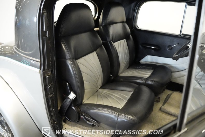 Chevrolet-3-window-1935-Silver-Black-10