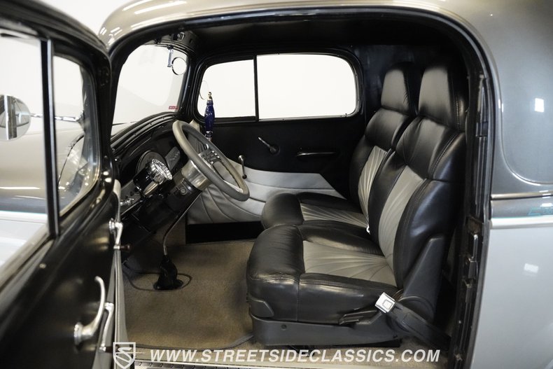 Chevrolet-3-window-1935-Silver-Black-11