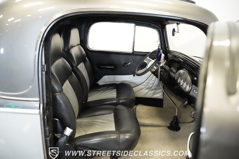 Chevrolet-3-window-1935-Silver-Black-3