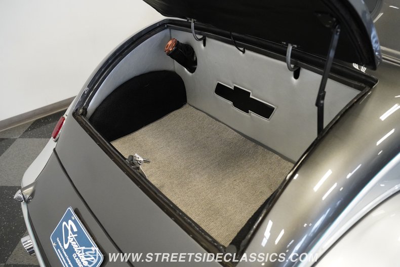 Chevrolet-3-window-1935-Silver-Black-31
