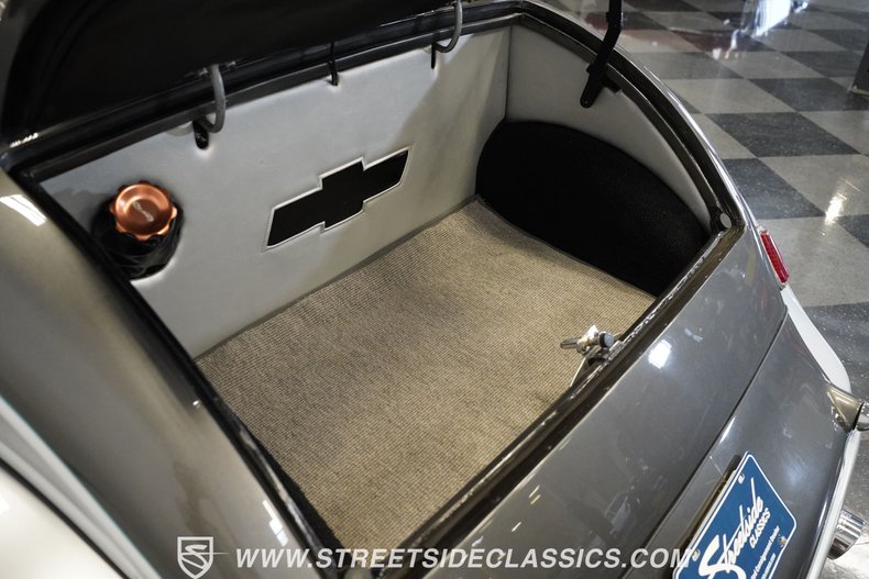 Chevrolet-3-window-1935-Silver-Black-32