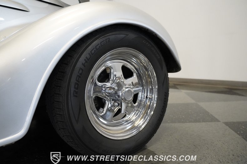 Chevrolet-3-window-1935-Silver-Black-48