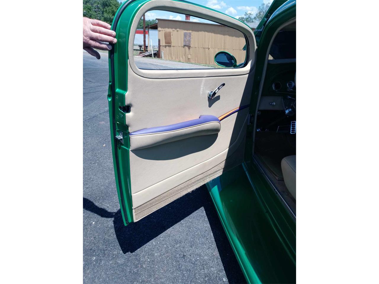 Chevrolet-3-window-coupe-1934-ELEC.-LIMETIME-GREEN-TAN-4