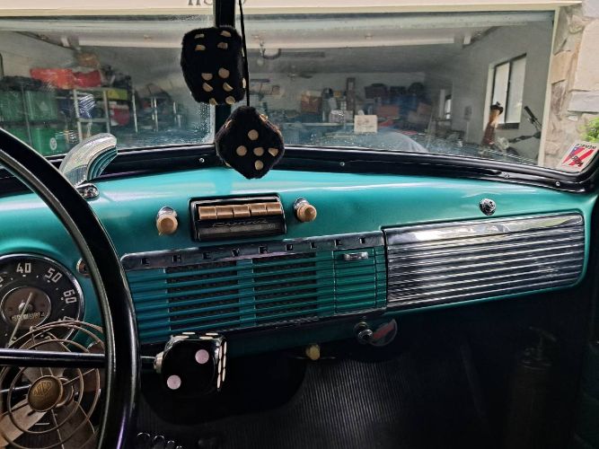 Chevrolet-3100-1951-Custom-TurquoiseBla-2