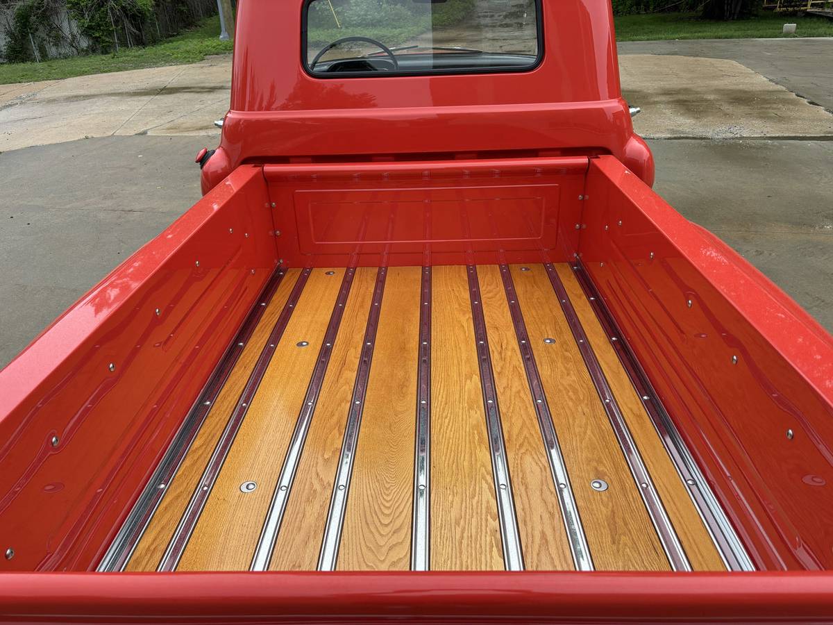 Chevrolet-3100-pick-up-1957-red-18