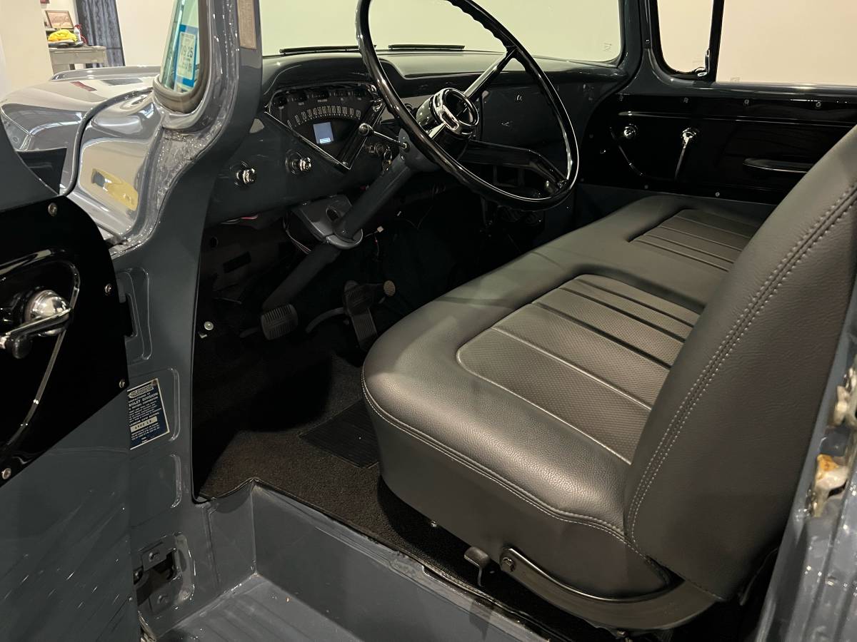 Chevrolet-34-ton-pickup-1957-grey-14