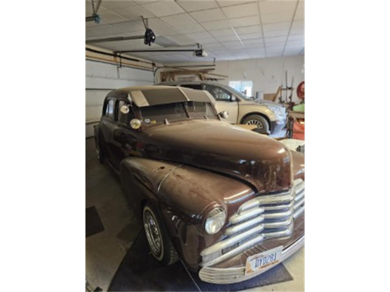 Chevrolet-4-dr-sedan-1948-maroon-maroon-grey-2