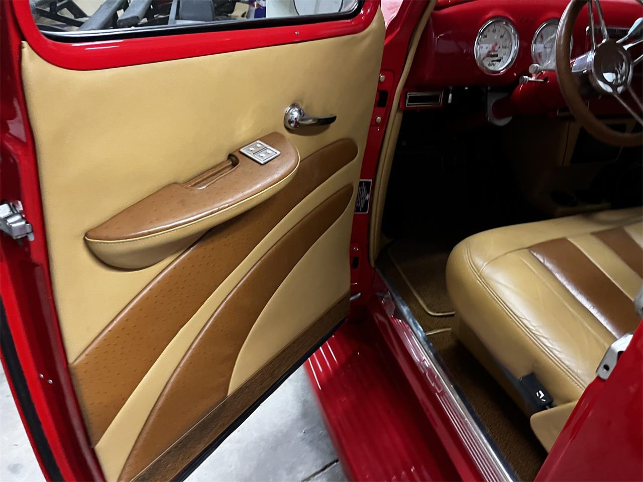 Chevrolet-5-window-pickup-1949-Red-Tan-3