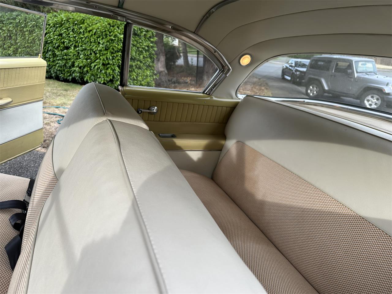 Chevrolet-Bel-air-1953-SungoldIndia-Ivory-Yellow-Beige-Vinal-13
