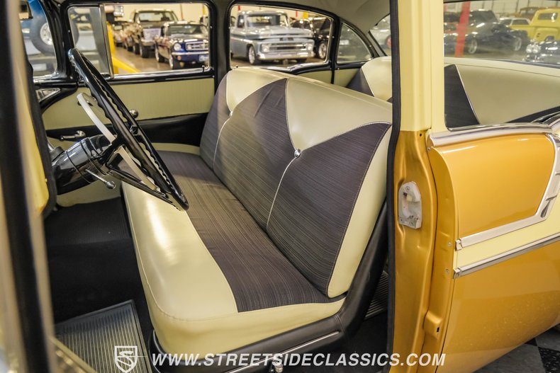 Chevrolet-Bel-air-1956-Grecian-Gold-Charcoal-43