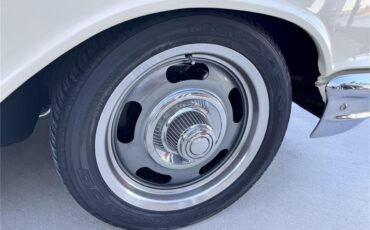 Chevrolet-Bel-air-1957-Cream-RedBlack-10