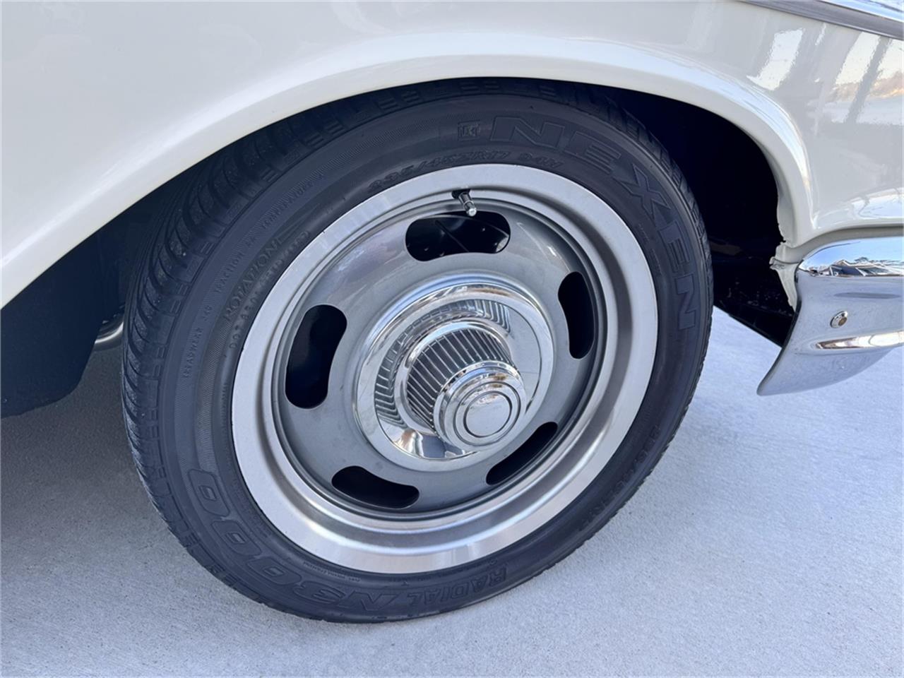 Chevrolet-Bel-air-1957-Cream-RedBlack-10