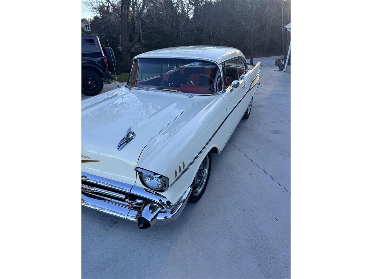 Chevrolet-Bel-air-1957-Cream-RedBlack-2