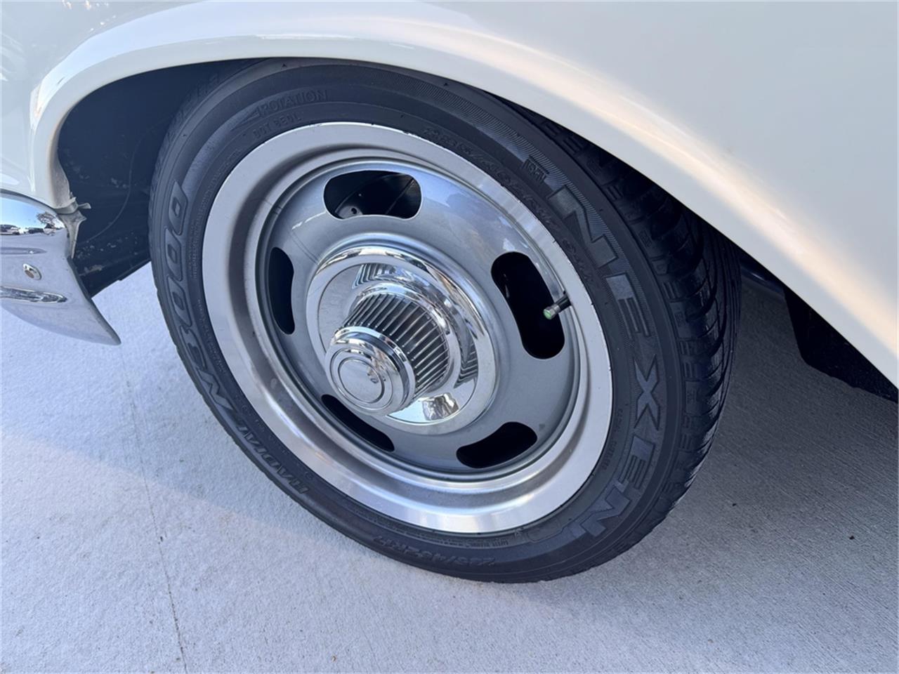 Chevrolet-Bel-air-1957-Cream-RedBlack-23