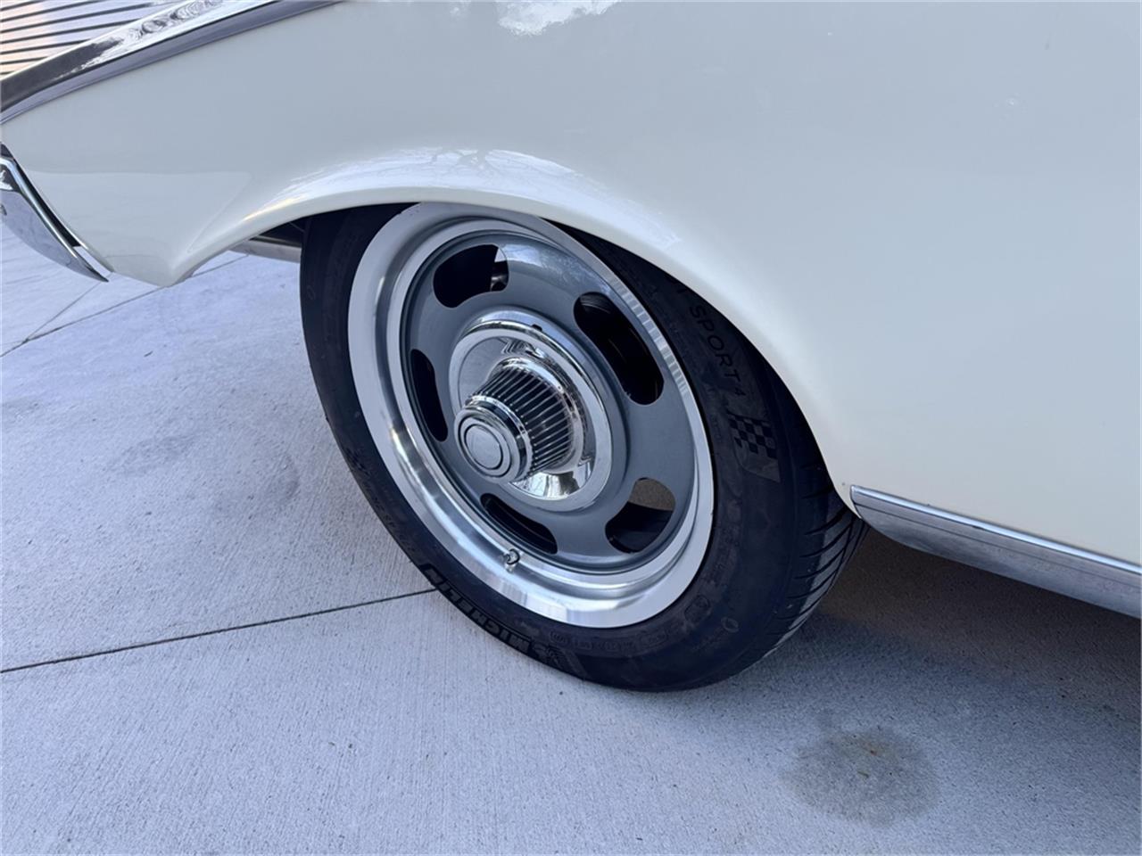 Chevrolet-Bel-air-1957-Cream-RedBlack-24