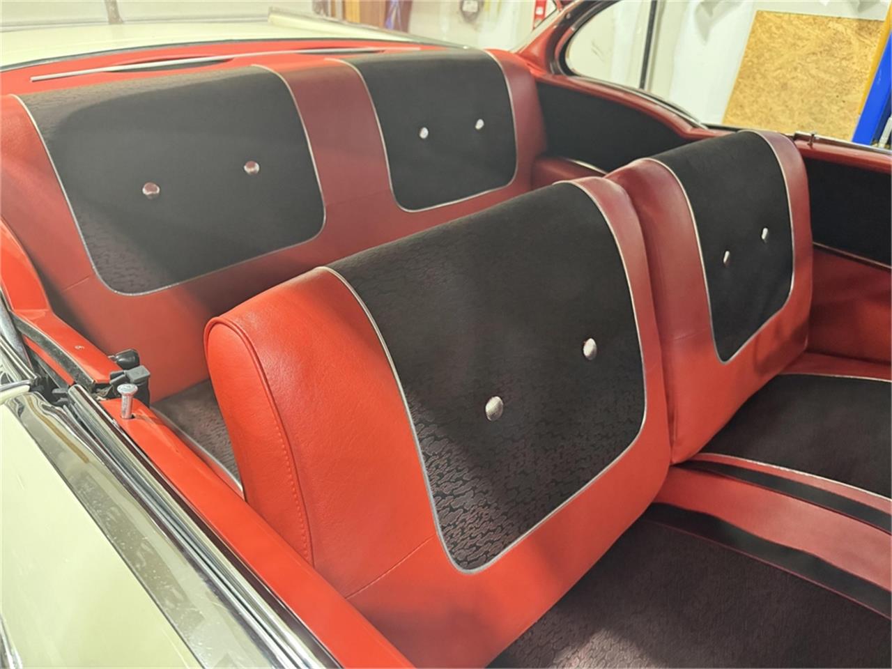 Chevrolet-Bel-air-1957-Cream-RedBlack-27