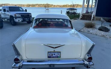 Chevrolet-Bel-air-1957-Cream-RedBlack-32