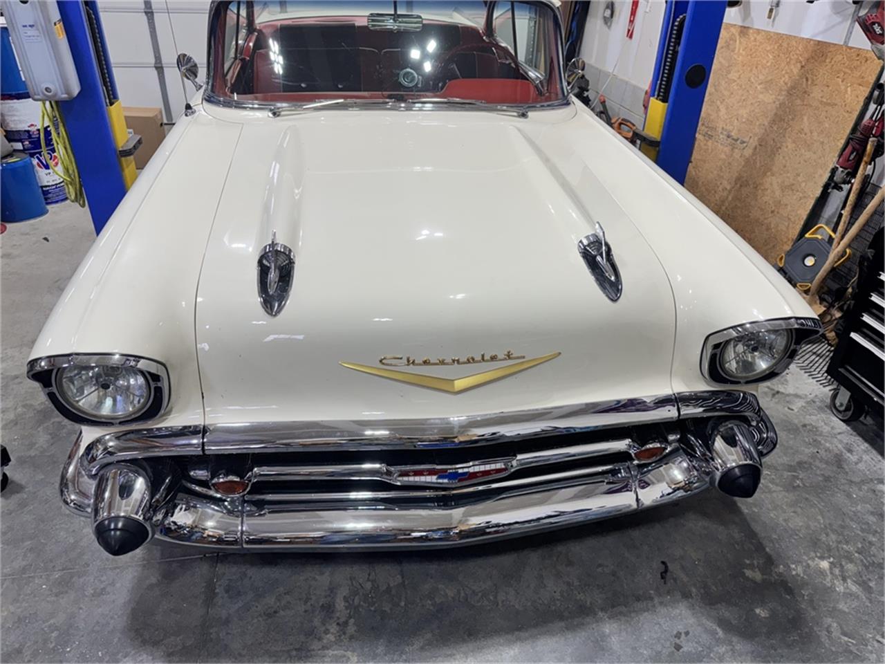 Chevrolet-Bel-air-1957-Cream-RedBlack-33