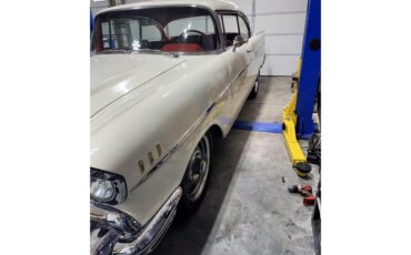 Chevrolet-Bel-air-1957-Cream-RedBlack-35
