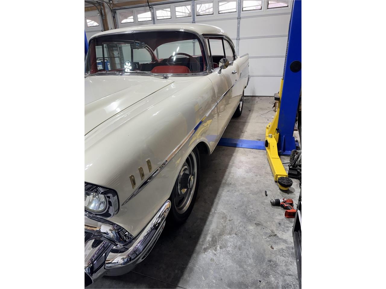 Chevrolet-Bel-air-1957-Cream-RedBlack-35