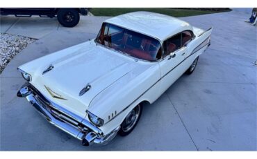 Chevrolet-Bel-air-1957-Cream-RedBlack