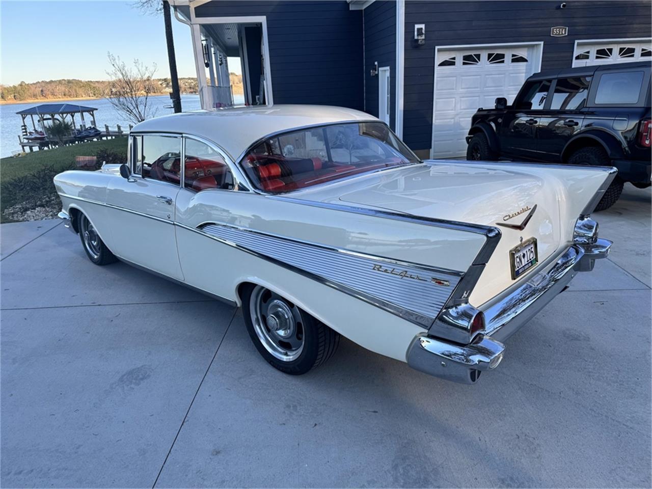 Chevrolet-Bel-air-1957-Cream-RedBlack-4