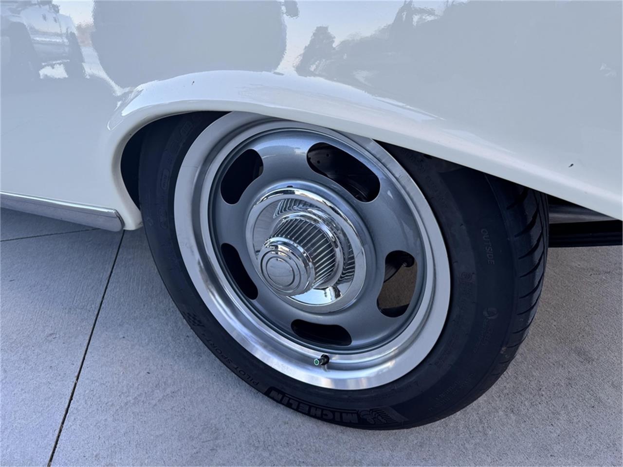 Chevrolet-Bel-air-1957-Cream-RedBlack-41