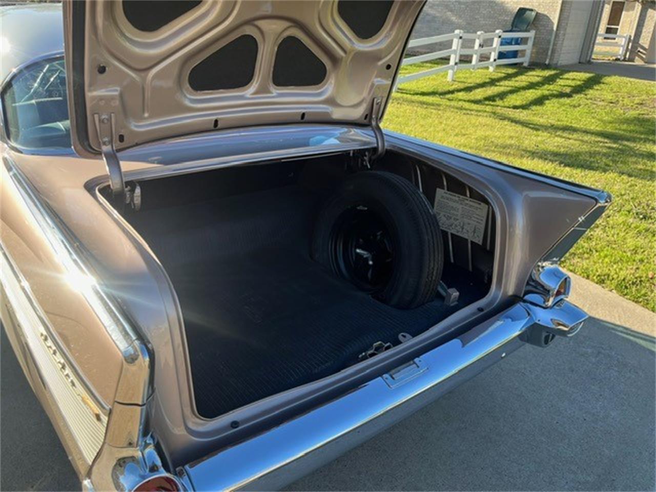 Chevrolet-Bel-air-1957-DUSK-PEARL-Silver-amp-Black-24