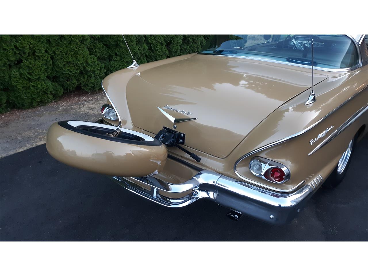 Chevrolet-Bel-air-1958-Anniv.-Gold-amp-White-Gold-Cloth-amp-Vinyl-17