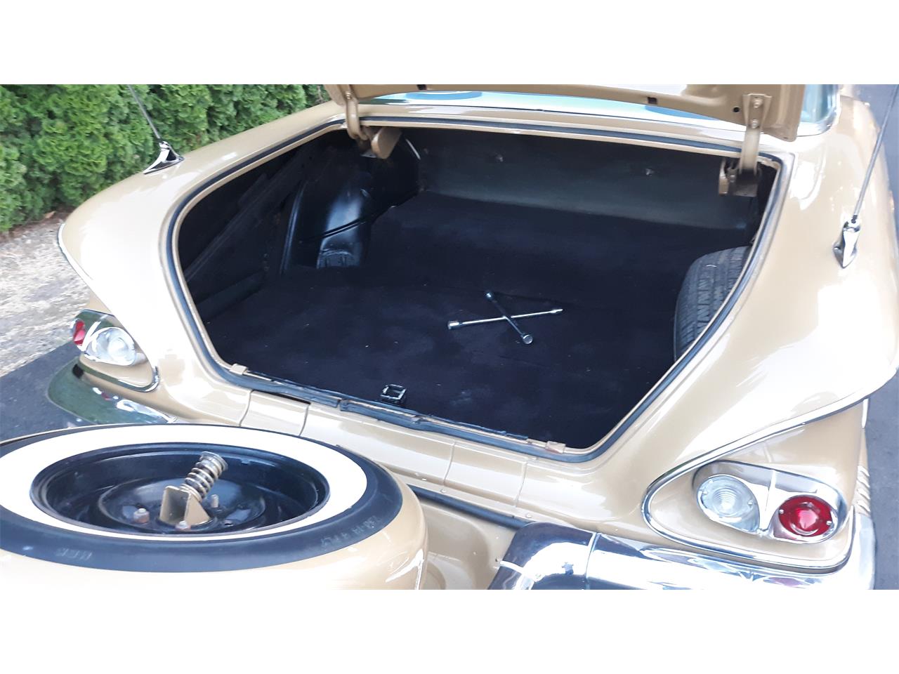 Chevrolet-Bel-air-1958-Anniv.-Gold-amp-White-Gold-Cloth-amp-Vinyl-18