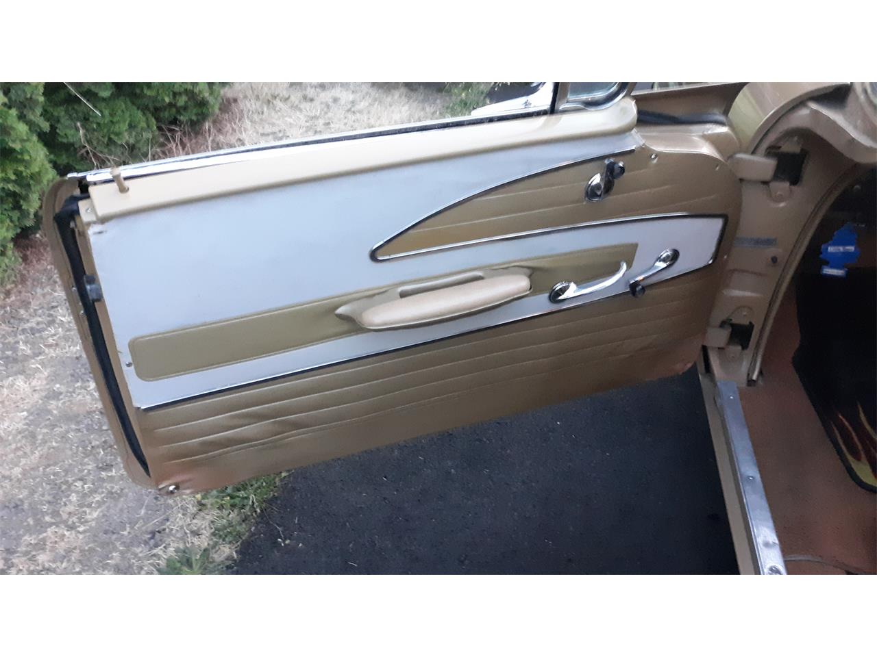 Chevrolet-Bel-air-1958-Anniv.-Gold-amp-White-Gold-Cloth-amp-Vinyl-39