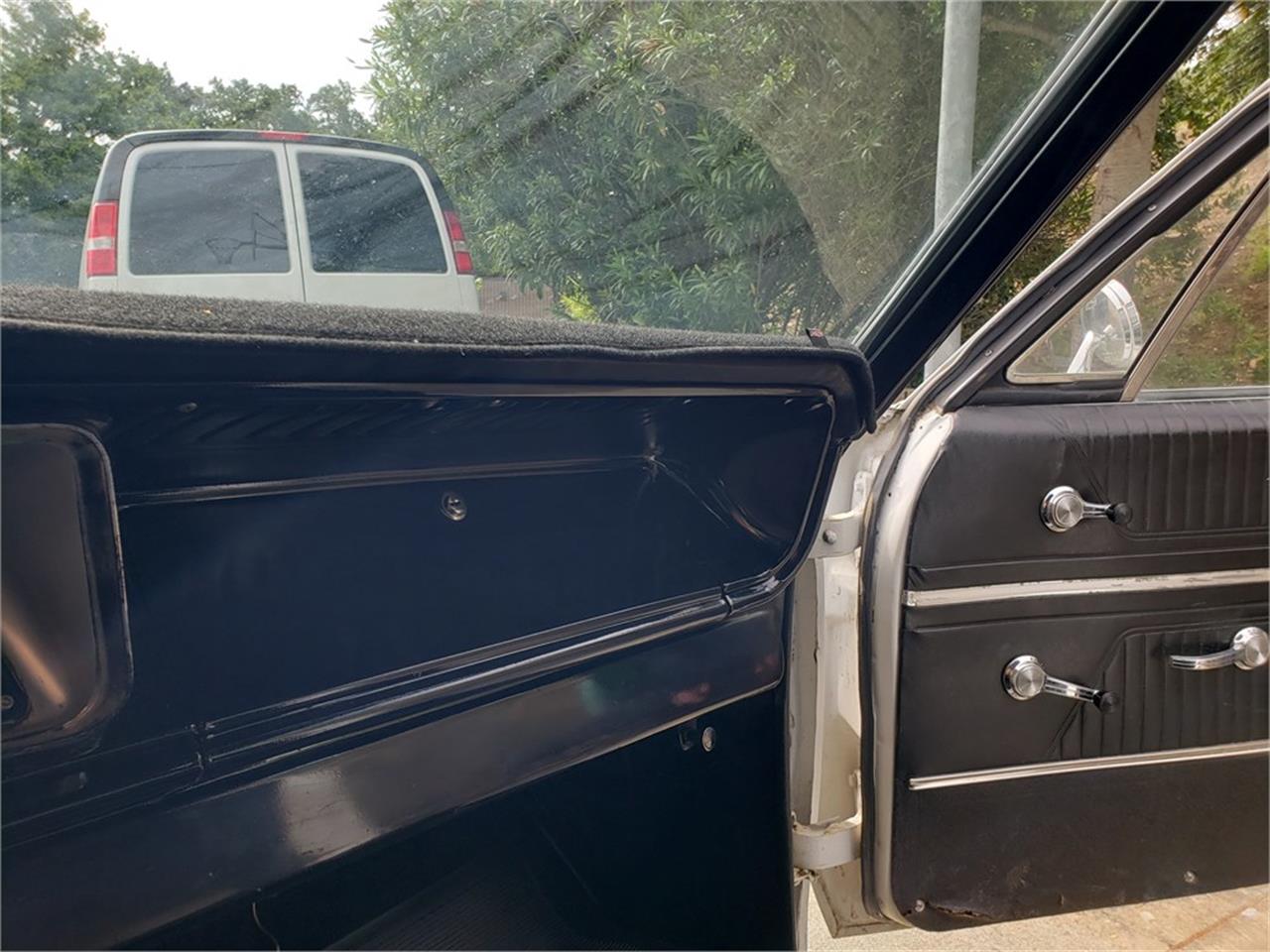 Chevrolet-Biscayne-1966-White-Black-23