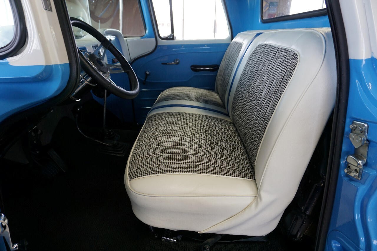 Chevrolet-C-10-1963-Classic-Car-22