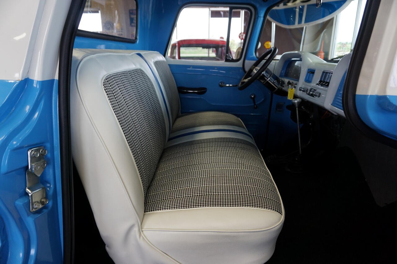 Chevrolet-C-10-1963-Classic-Car-24