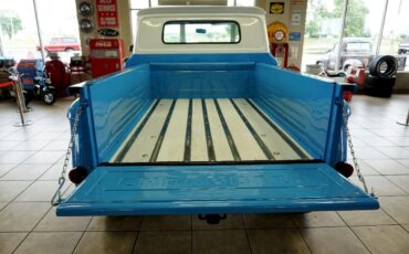 Chevrolet-C-10-1963-Classic-Car-8
