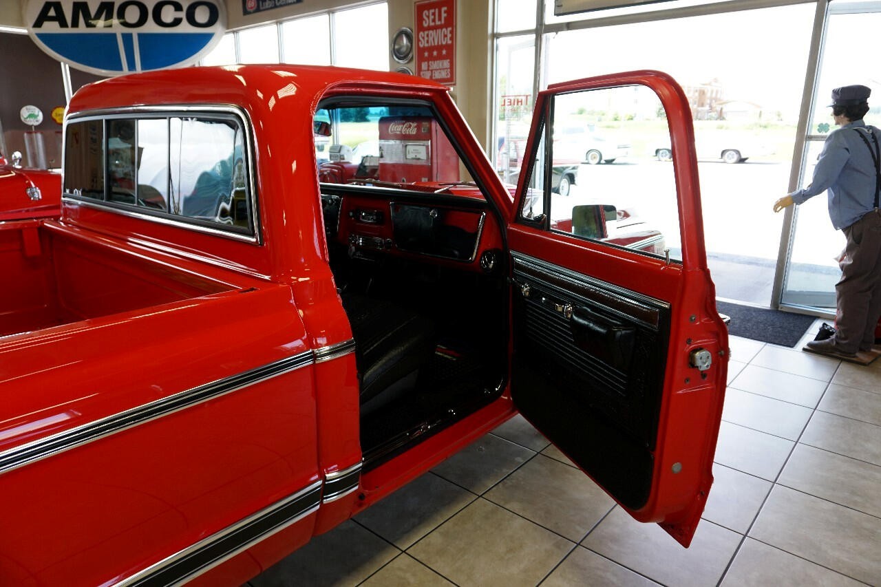 Chevrolet-C-10-1969-Classic-Car-24