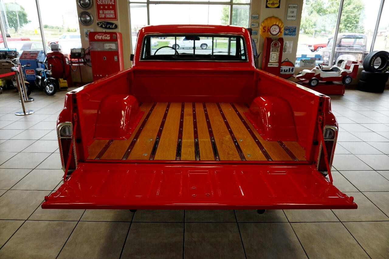 Chevrolet-C-10-1969-Classic-Car-8