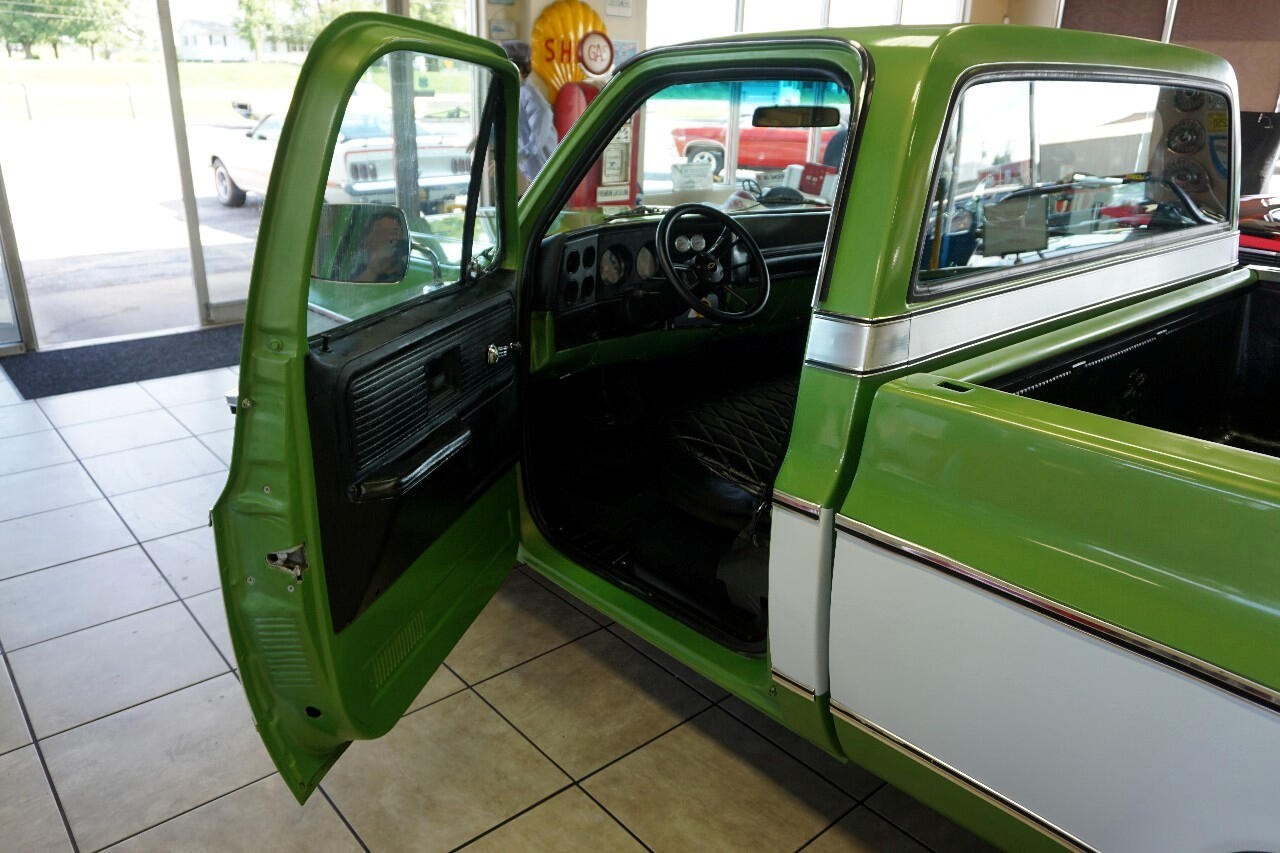 Chevrolet-C-10-1979-Classic-Car-21