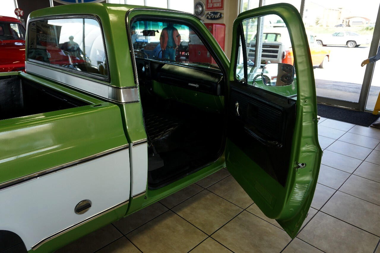 Chevrolet-C-10-1979-Classic-Car-23