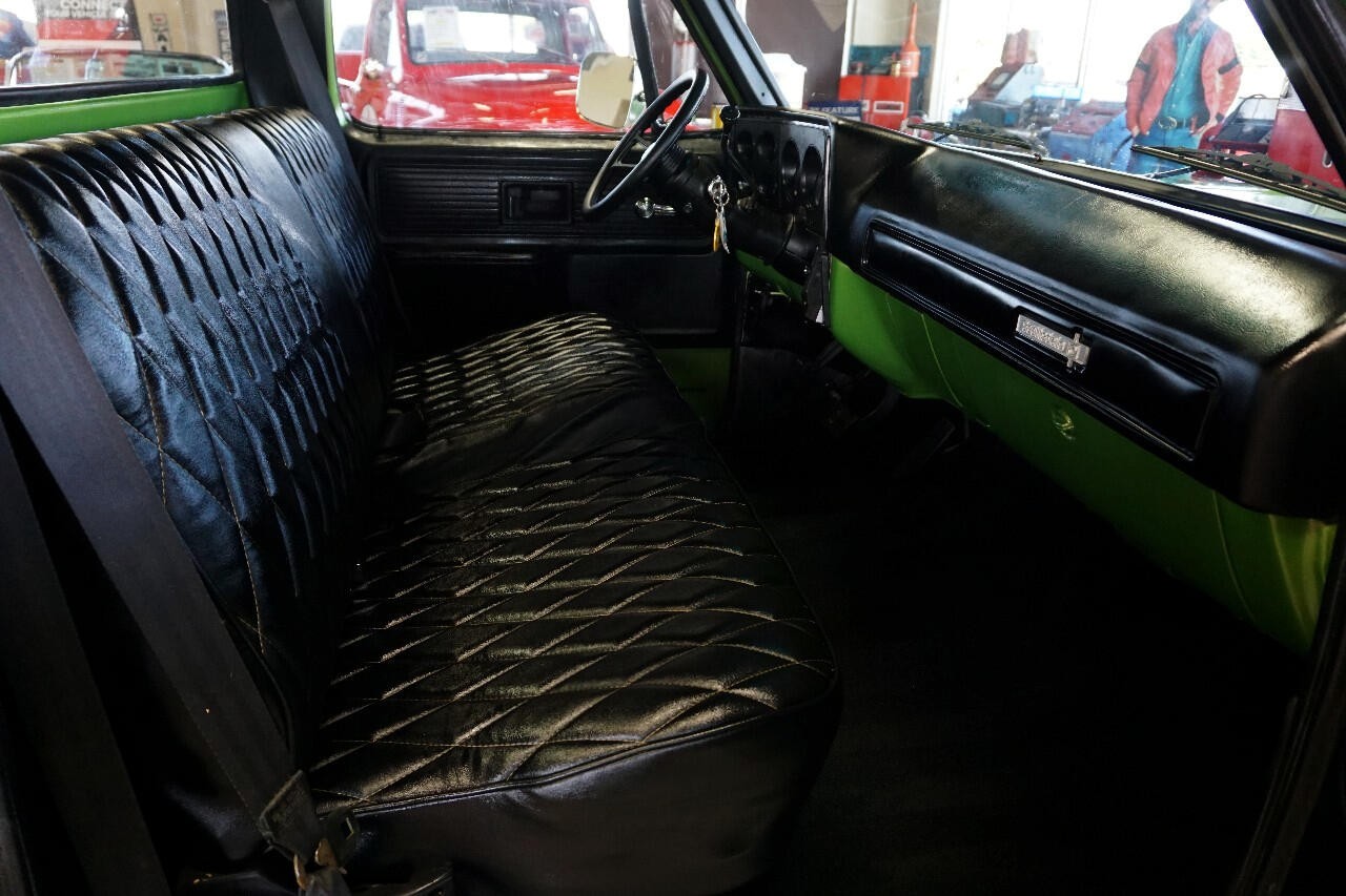 Chevrolet-C-10-1979-Classic-Car-24